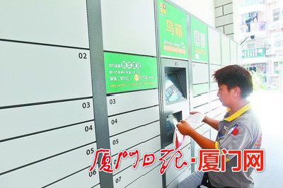 快递员无需上门，使用“鸟箱”就可完成快件投送。（记者